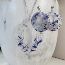 Load image into Gallery viewer, Handmade real flower resin oval necklace accompanied by a pair of round earrings made with blue cornflower and silver flakes. - Flower Jewelry, Bridal Gifts, Jewelry Set