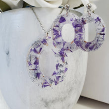 Load image into Gallery viewer, Handmade real flower oval pendant necklace accompanied by a pair of oval stud earrings made with purple statice and silver leaf preserved in resin. - Flower Jewelry, Blue Jewelry, Jewelry Sets
