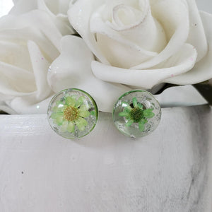 Handmade tiny real flower stud earrings preserved in resin. - green and silver - Floral Stud Earrings, Resin Earrings, Round Earrings