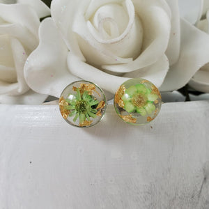 Handmade tiny real flower stud earrings preserved in resin. - green and gold - Flower Post Earrings, Resin Earrings, Round Earrings