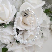 Load image into Gallery viewer, Handmade gran pearl charm bracelet, white or custom color - Gran Birthday Gifts - Gran Gift - Gran Bracelet