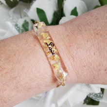 Load image into Gallery viewer, Handmade 18k personalized bar bracelet with gold flakes preserved in resin. - Love word - Name Bracelet, Personalized Bracelet, Bracelets