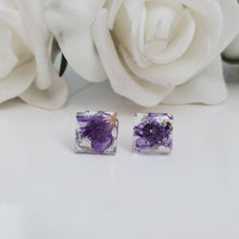 Load image into Gallery viewer, Flower Stud Earrings, Resin Earrings, Resin Flower Jewelry - Handmade resin square earrings with statice and silver flakes