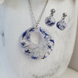 Handmade real flower circular necklace and stud earring jewelry set made with blue cornflower and silver flakes preserved in resin. Bridesmaid Gifts, Flower Jewelry, Jewelry Sets