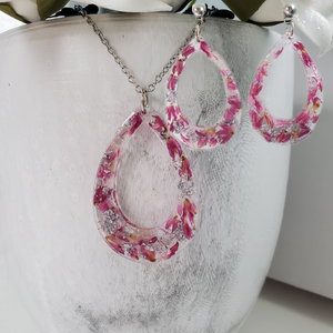 Handmade real flower teardrop pendant necklace accompanied by a matching pair of stud drop earrings made with red clover flowers and silver flakes preserved in resin. Resin Jewelry, Flower Jewelry, Jewelry Sets