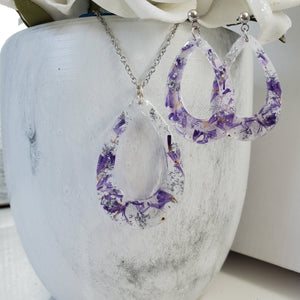 Handmade real flower teardrop pendant necklace accompanied by a matching pair of stud drop earrings made with purple statice and silver flakes preserved in resin. Resin Jewelry, Flower Jewelry, Jewelry Sets