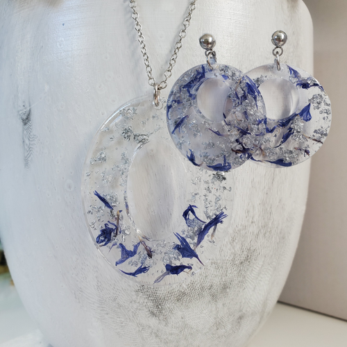 Handmade real flower resin oval necklace accompanied by a pair of round earrings made with blue cornflower and silver flakes. - Flower Jewelry, Bridal Gifts, Jewelry Set