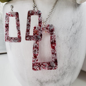 Handmade real flower rectangular pendant necklace accompanied by a matching pair of stud earrings made with rose petals and silver flakes. Blue Jewelry, Flower Jewelry, Jewelry Sets