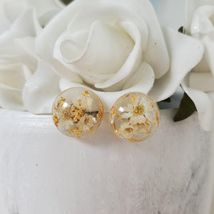 Handmade tiny real flower stud earrings preserved in resin. - white and gold - Flower Post Earrings, Resin Earrings, Round Earrings