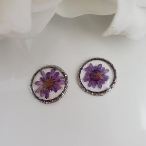 Handmade stud earrings with tiny flowers preserved in clear resin. purple or custom color - Tiny Flower Earrings - Flower Earrings - Earrings