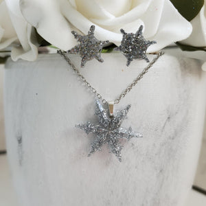 Handmade snowflake drop necklace accompanied by a pair of stud earrings made with glitter preserved in resin. silver or custom color - Snowflake Necklace Set - Winter Jewelry - Jewelry Sets